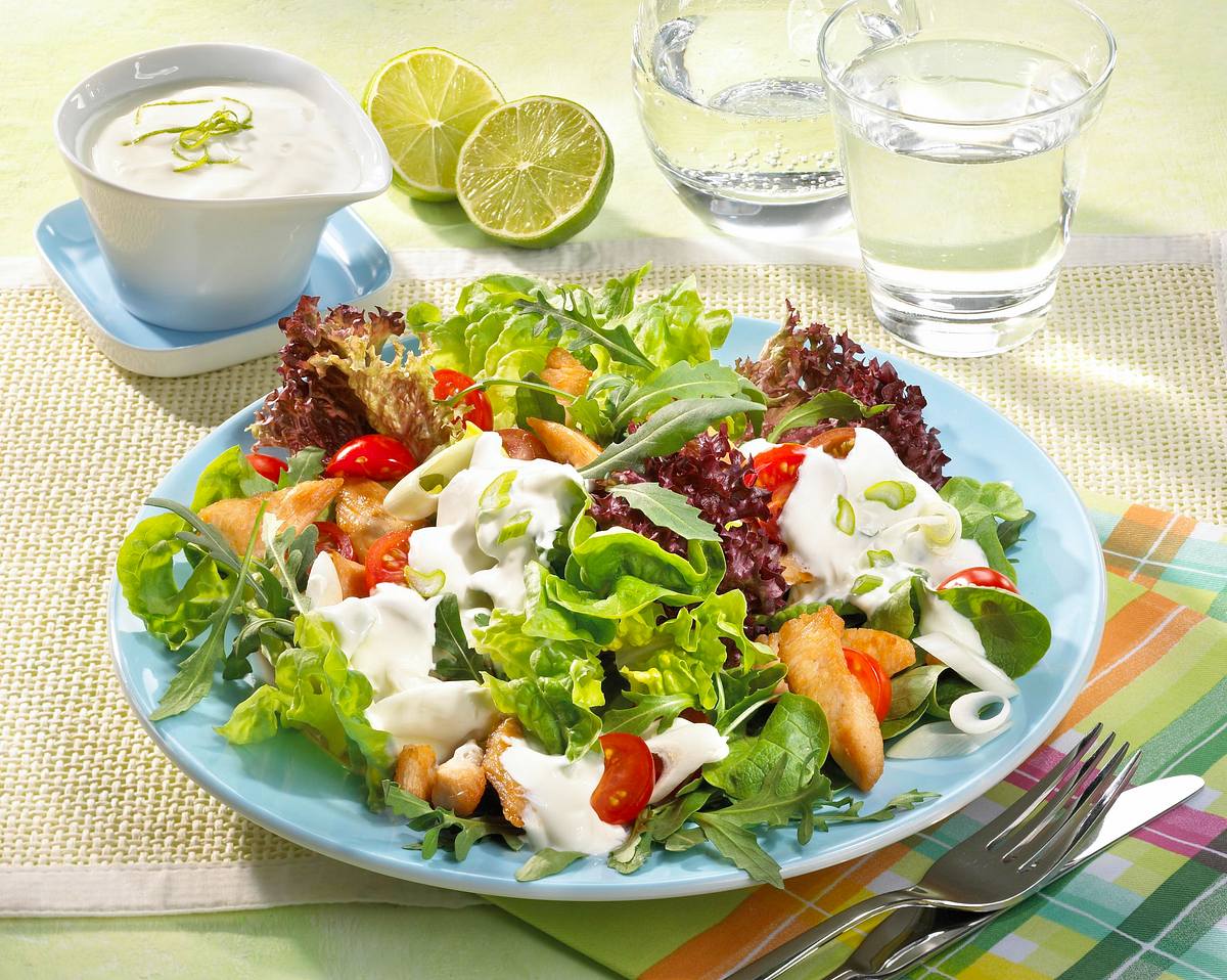 Bunter Salat mit Putenstreifen und Joghurt-Limetten-Soße Rezept