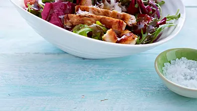 Bunter Salat mit Putenstreifen & Parmesan Rezept - Foto: LECKER @ Bauer Media Group
