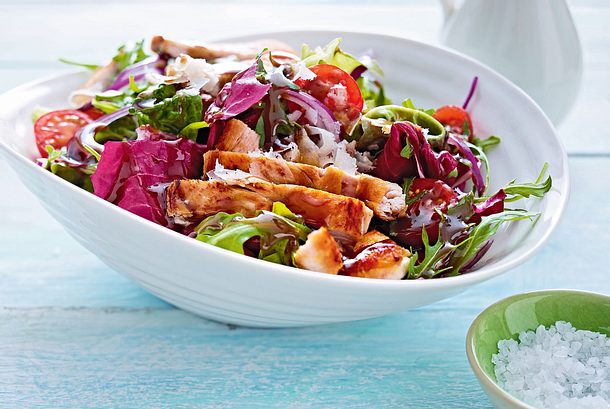 Bunter Salat mit Putenstreifen & Parmesan Rezept