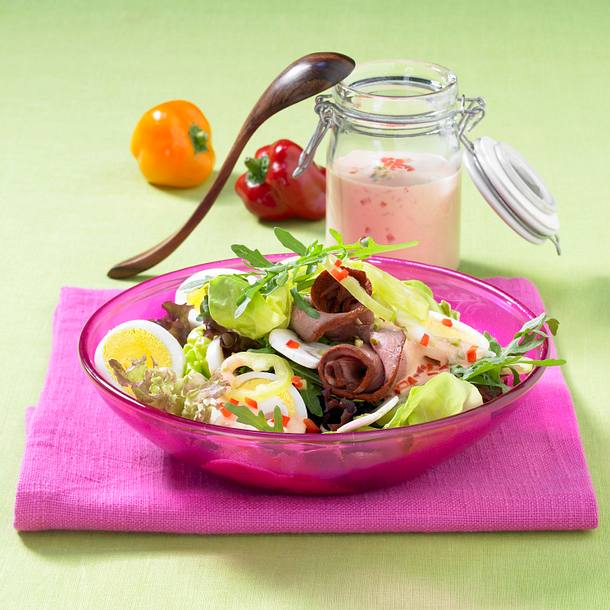 Bunter Salat mit Roastbeef & Ei Rezept