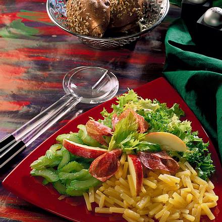 Bunter Steckrübensalat mit Geflügelsalami Rezept