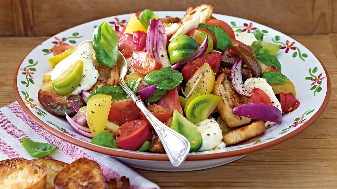 Bunter Tomaten-Ciabatta-Salat mit Mozzarella Rezept - Foto: LECKER @ Bauer Media Group Bunter Tomaten-Ciabatta-Salat mit Mozzarella Rezept - Foto: LECKER @ Bauer Media Group