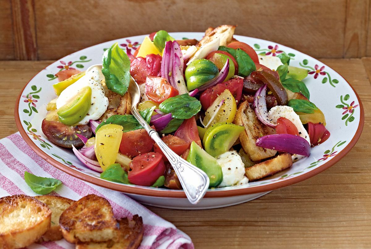 Bunter Tomaten-Ciabatta-Salat mit Mozzarella Rezept