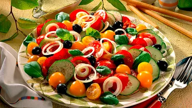 Bunter Tomatensalat Rezept - Foto: LECKER @ Bauer Media Group