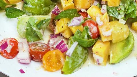 Bunter Tomatensalat mit Ayran-Dressing - Foto: House of Food / Bauer Food Experts KG