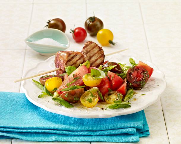 Bunter Tomatensalat mit Fleischspießen Rezept Bunter Tomatensalat mit Fleischspießen Rezept