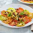 Bunter Tomatensalat mit Mandel-Streuseln Rezept - Foto: House of Food / Bauer Food Experts KG
