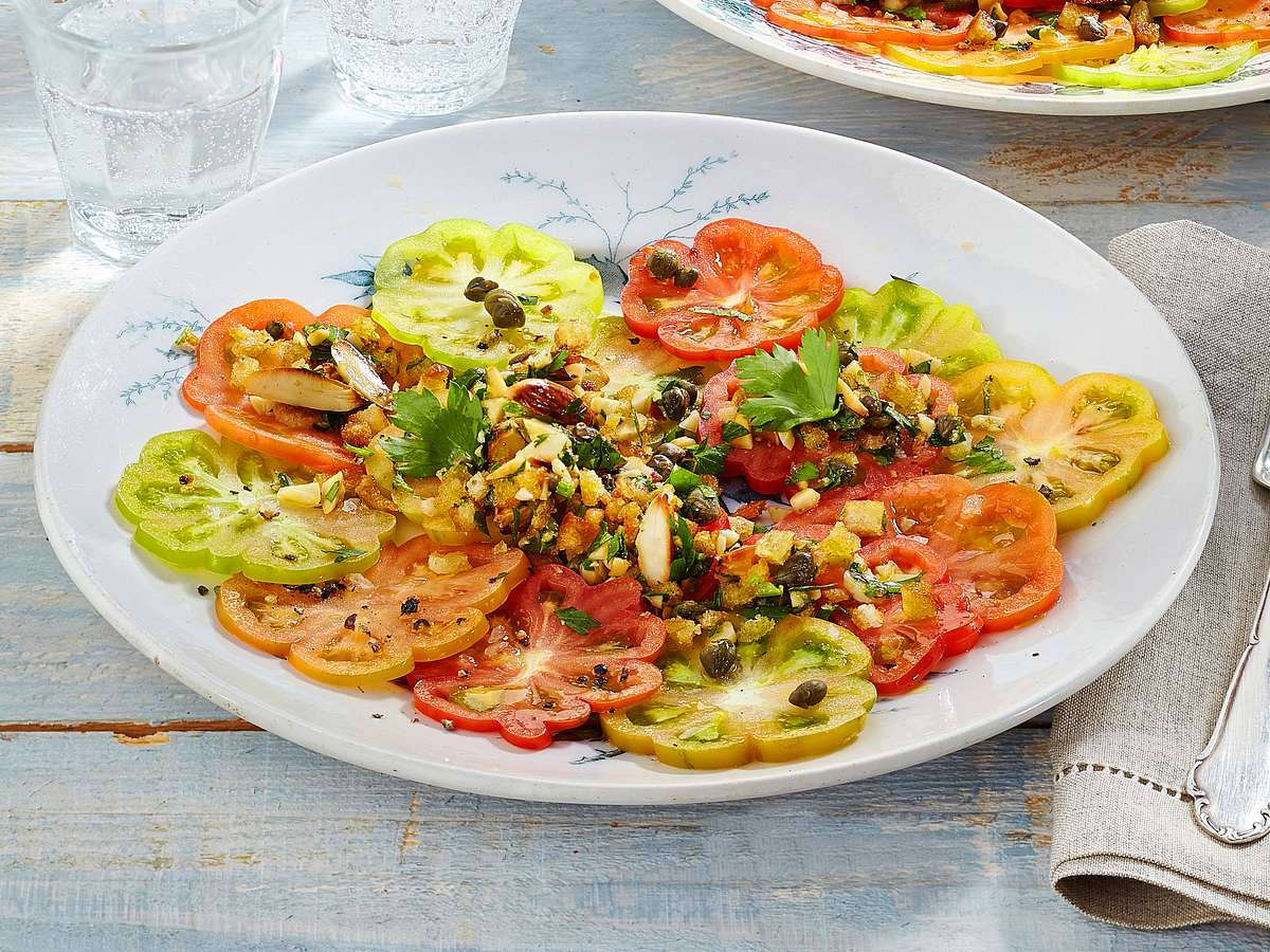 Bunter Tomatensalat mit Mandel-Streuseln Rezept