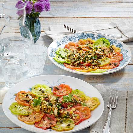 Bunter Tomatensalat mit Mandel-Streuseln Rezept Bunter Tomatensalat mit Mandel-Streuseln Rezept