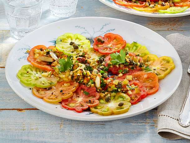 Bunter Tomatensalat mit Mandel-Streuseln Rezept Bunter Tomatensalat mit Mandel-Streuseln Rezept