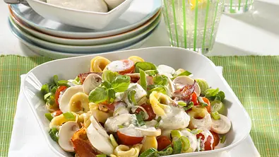 Bunter Tortellini-Salat Rezept - Foto: LECKER @ Bauer Media Group