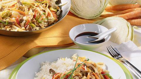 Bunter Weißkohl mit Rindfleisch Rezept - Foto: House of Food / Bauer Food Experts KG