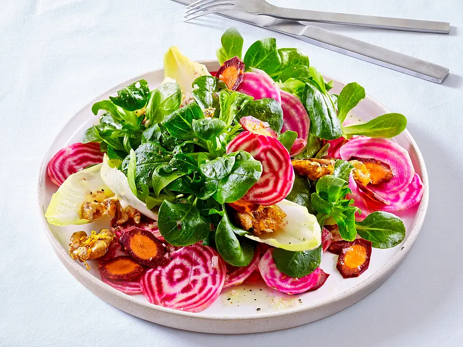 Bunter Wintersalat mit karamellisierten Nüssen Rezept Bunter Wintersalat mit karamellisierten Nüssen Rezept