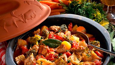 Buntes Schweine-Gulasch im Cherokee-Tontopf Rezept - Foto: Horn