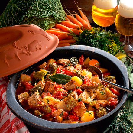 Buntes Schweine-Gulasch im Cherokee-Tontopf Rezept Buntes Schweine-Gulasch im Cherokee-Tontopf Rezept