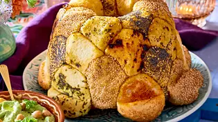 Buntes Zupfbrot für viele Genießer Rezept - Foto: LECKER @ Bauer Media Group Buntes Zupfbrot für viele Genießer Rezept - Foto: LECKER @ Bauer Media Group