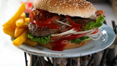 Burger de luxe Rezept - Foto: LECKER @ Bauer Media Group