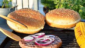 Burger grillen - Foto: Fotolia / Dirk Vonten