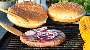 Burger grillen - Foto: Fotolia / Dirk Vonten Burger grillen - Foto: Fotolia / Dirk Vonten