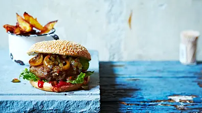 Burger mit BBQ-Soße Rezept - Foto: LECKER @ Bauer Media Group