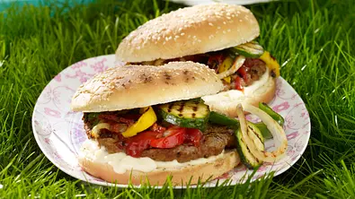 Burger mit Grillgemüse Rezept - Foto: LECKER @ Bauer Media Group