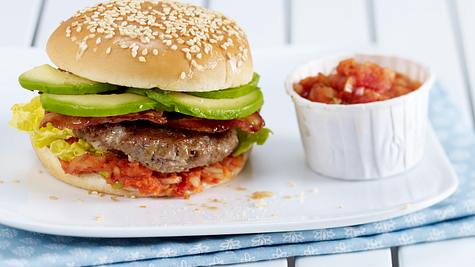 Burger mit Rinderhack, Bacon, Avocado und Tomatensalsa Rezept - Foto: Stellmach, Peter