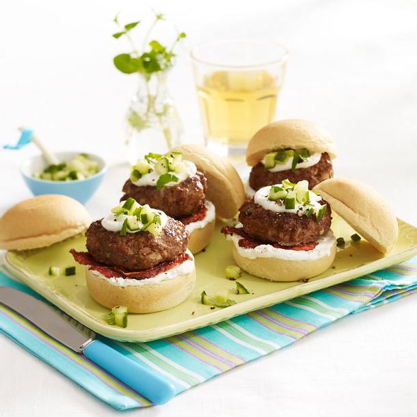 Burger mit Ziegenfrischkäsecreme und Gurken-Minze-Salsa Rezept Burger mit Ziegenfrischkäsecreme und Gurken-Minze-Salsa Rezept