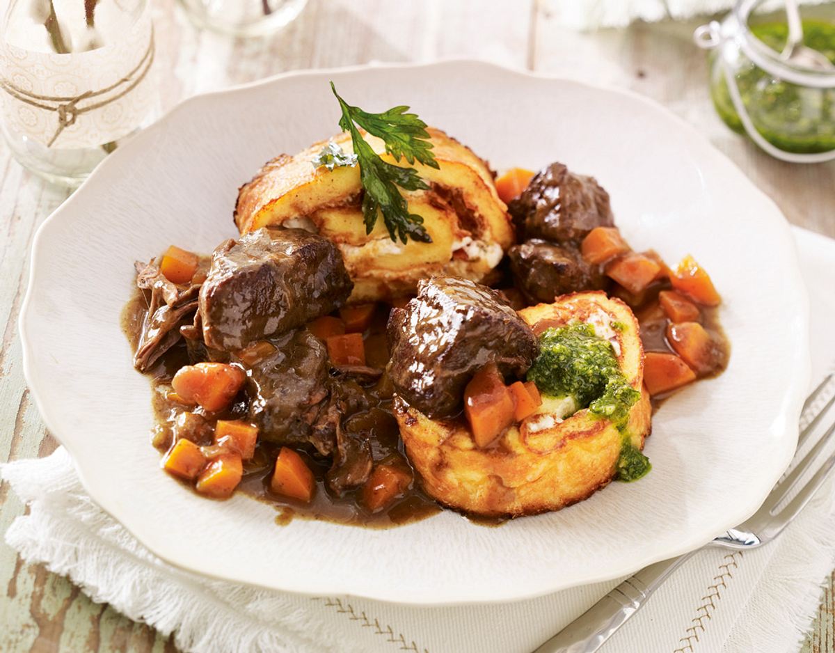 Burgunder Gulasch mit herzhafter Parmesan-Biskuitrolle Rezept