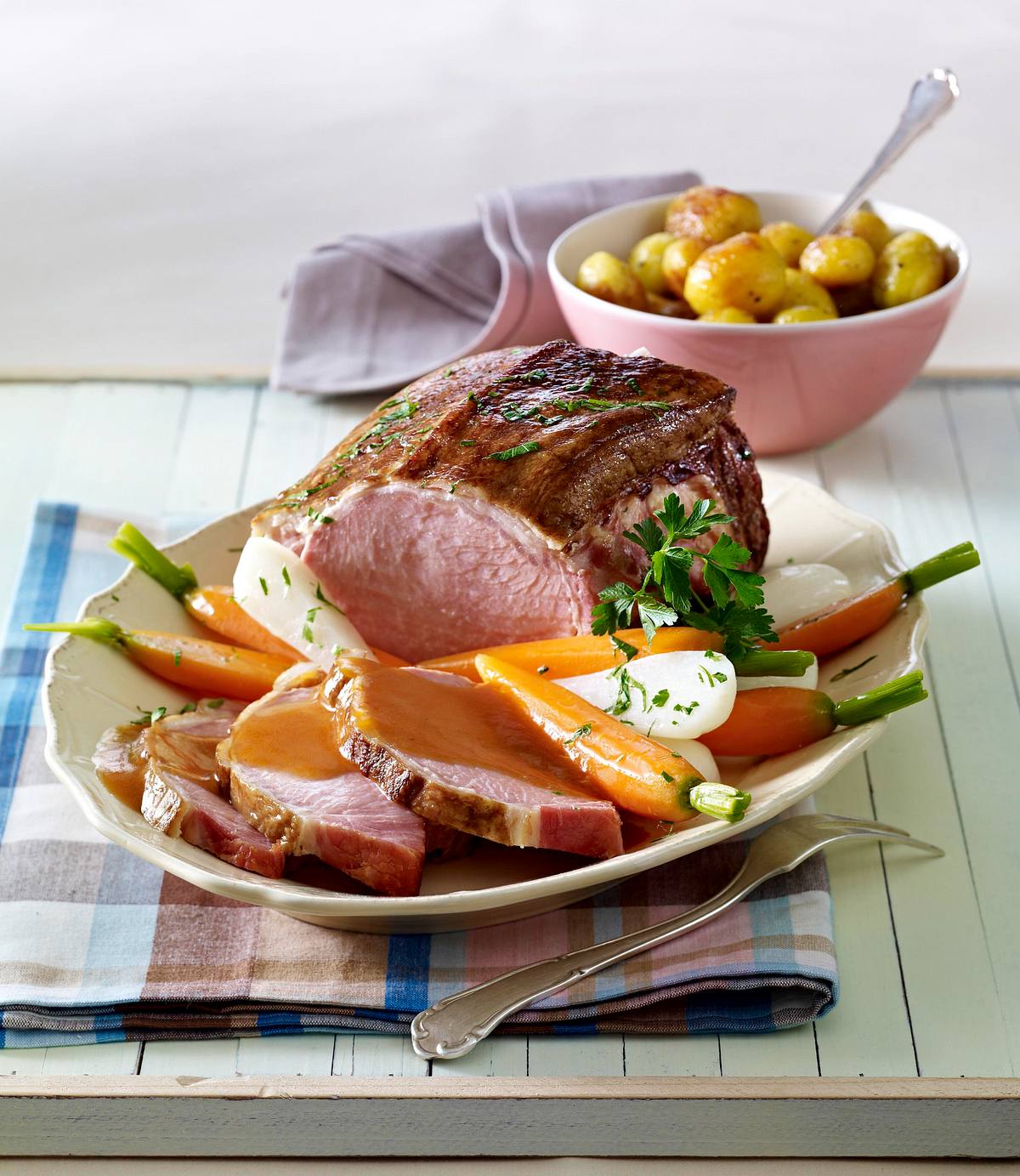 Burgunder Kasseler mit Rübchen und Möhren Rezept