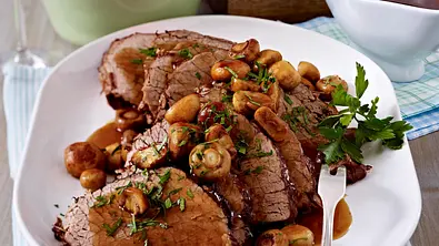 Burgunderbraten mit gerösteten Spätzle und Blattsalat Rezept - Foto: LECKER @ Bauer Media Group