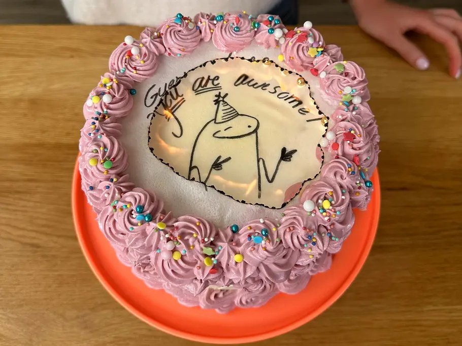 Burn-away-Cake anzünden Das obere Esspapier-Blatt wird angezündet, darunter erscheint die Überraschungsbotschaft.