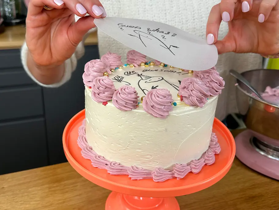 Burn-away-Cake zubereiten Esspapier-Blätter werden auf den Kuchen gelegt.