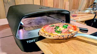 Eine Pizza wird aus dem Burnhard Tony Pizzaofen geholt. - Foto: LECKER @ Bauer Media Group / Emily Beckmann Eine Pizza wird aus dem Burnhard Tony Pizzaofen geholt. - Foto: LECKER @ Bauer Media Group / Emily Beckmann