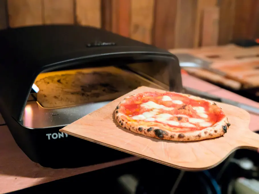 Burnhard Tony Pizzaofen Slide-In Area und neapolitanische Pizza mit Leoparding-Rand.