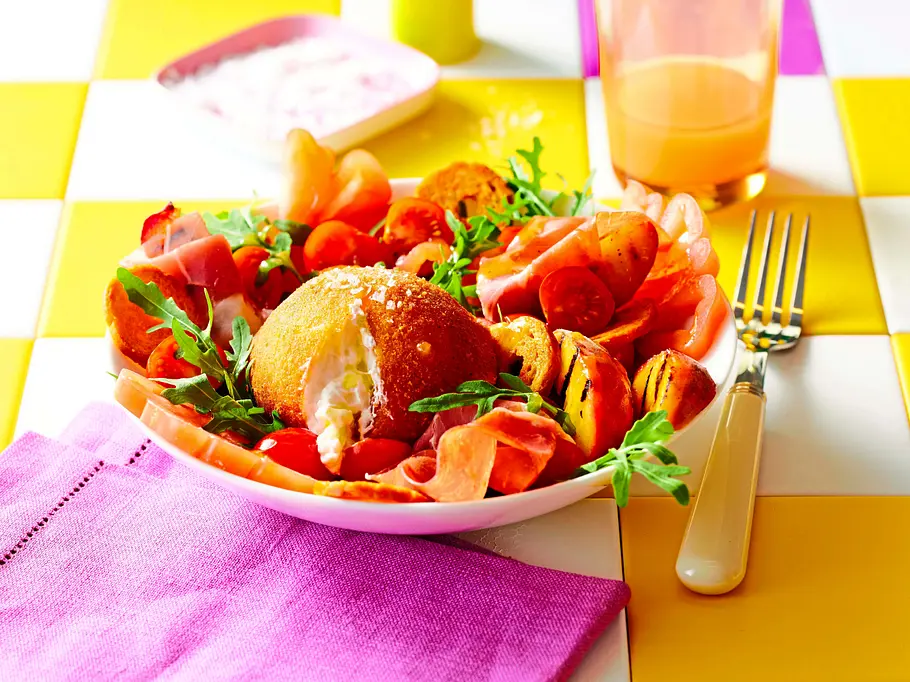 Burrata fritta auf Tomaten-Pfirsich-Salat Rezept Frittierter Burrata liegt im Salat mit gebratenen Pfirsichen und Tomaten