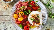 Burrata „Mach hinne“ mit warmem Tomatensalat Rezept - Foto: House of Food / Bauer Food Experts KG
