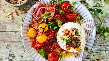 Burrata „Mach hinne“ mit warmem Tomatensalat Rezept - Foto: LECKER @ Bauer Media Group Burrata „Mach hinne“ mit warmem Tomatensalat Rezept - Foto: LECKER @ Bauer Media Group