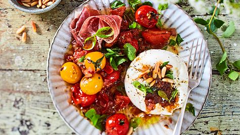 Burrata „Mach hinne“ mit warmem Tomatensalat Rezept - Foto: House of Food / Bauer Food Experts KG