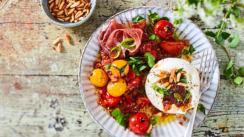 Burrata „Mach hinne“ mit warmem Tomatensalat Rezept - Foto: House of Food / Bauer Food Experts KG