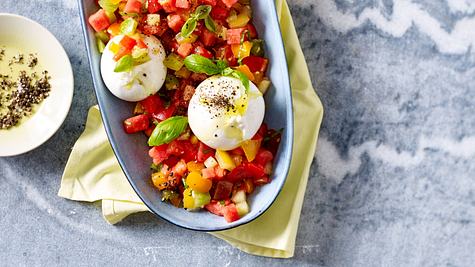 Burrata mit Regenbogen-Toamten-Melonen-Salat Rezept - Foto: House of Food / Bauer Food Experts KG