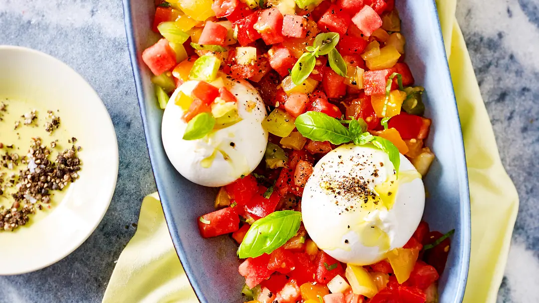 Burrata mit Regenbogen-Toamten-Melonen-Salat Rezept - Foto: LECKER @ Bauer Media Group Burrata mit Regenbogen-Toamten-Melonen-Salat Rezept - Foto: LECKER @ Bauer Media Group