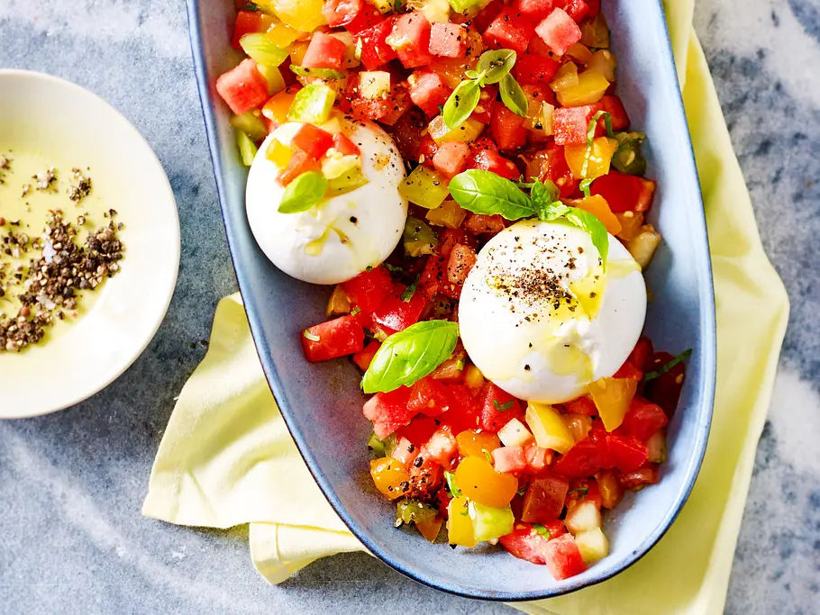 Burrata mit Regenbogen-Toamten-Melonen-Salat Rezept Burrata mit Regenbogen-Toamten-Melonen-Salat Rezept