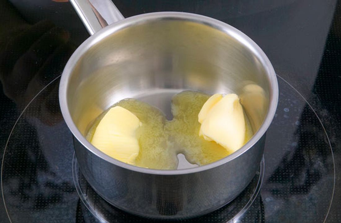 Butter in einem kleinen Topf schmelzen oder bräunen - dann ist sie fertig zum Abschmelzen.