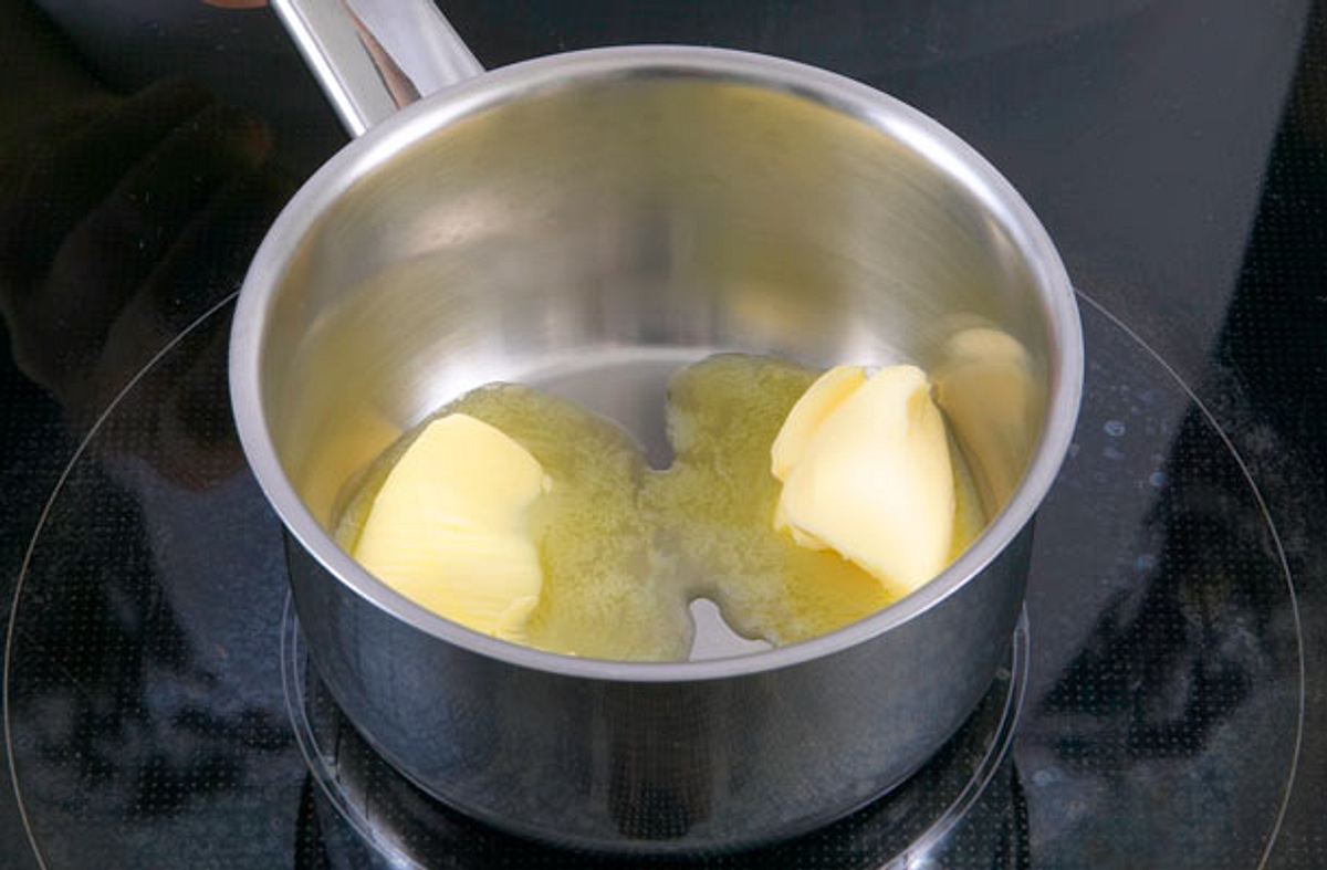 Butter in einem kleinen Topf schmelzen oder bräunen - dann ist sie fertig zum Abschmelzen.