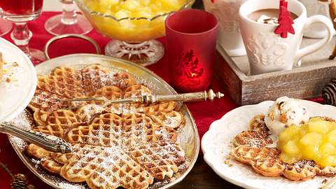 Butter-Zimtwaffeln mit Bratapfel-Kompott Rezept - Foto: House of Food / Bauer Food Experts KG