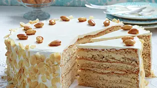 Buttercreme-Torte mit gebrannten Mandeln Rezept - Foto: LECKER @ Bauer Media Group Buttercreme-Torte mit gebrannten Mandeln Rezept - Foto: LECKER @ Bauer Media Group