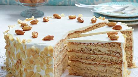 Buttercreme-Torte mit gebrannten Mandeln Rezept - Foto: House of Food / Bauer Food Experts KG