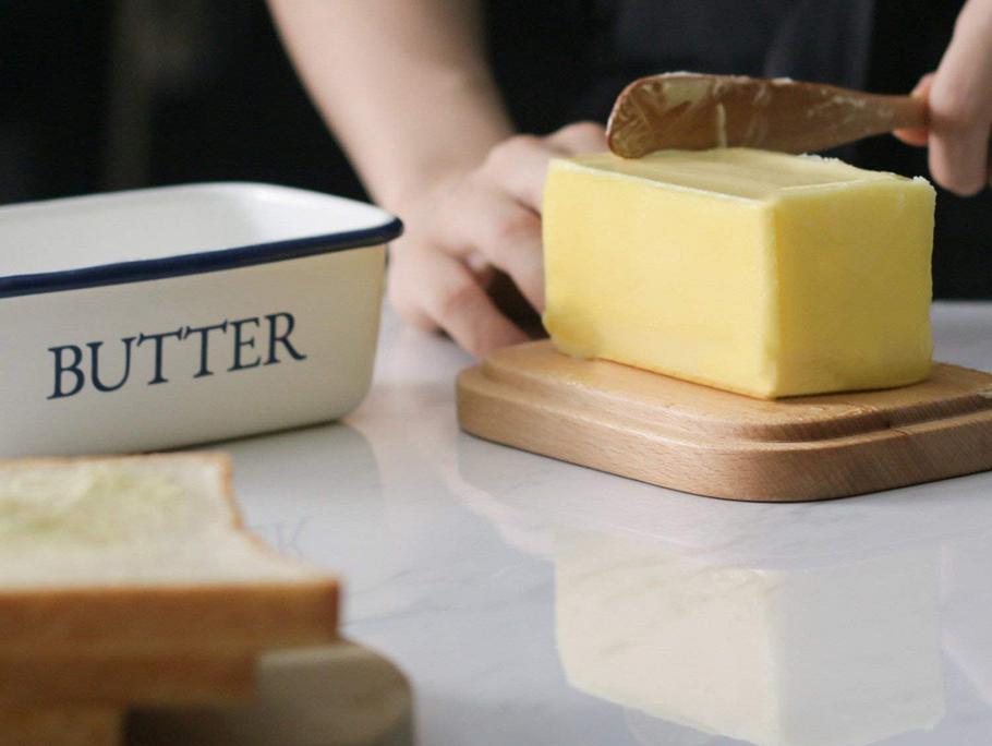 Mit einer Butterdose kannst du Butter schön anrichten