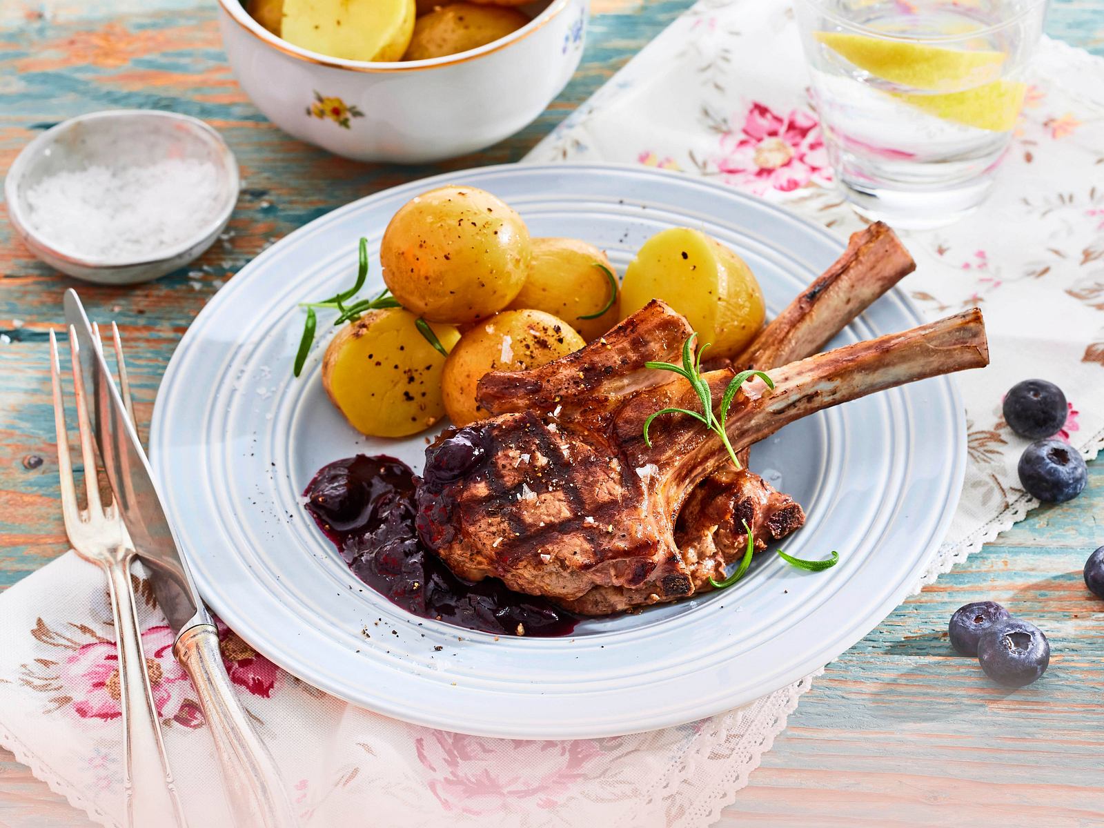 Butterkartoffeln zu Lammkoteletts und Heidelbeersoße Rezept | LECKER