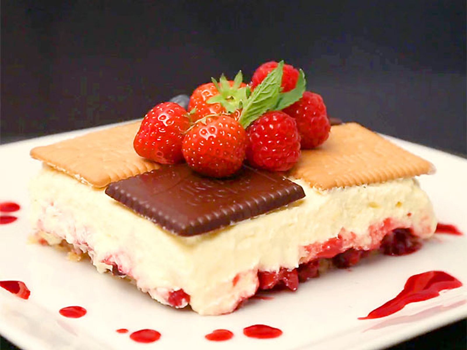 Butterkekskuchen mit Roter Grütze - so geht&amp;#39;s | LECKER